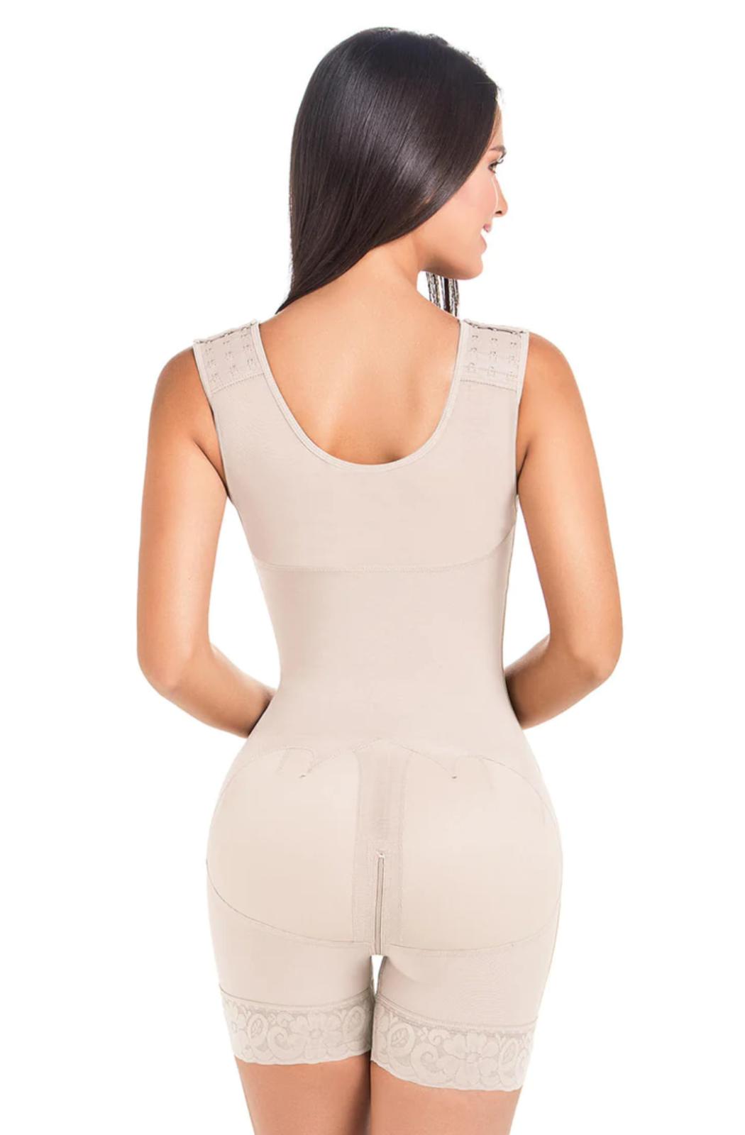 Faja posquirúrgica media de uso diario con bodysuit beige y cierre en la espalda